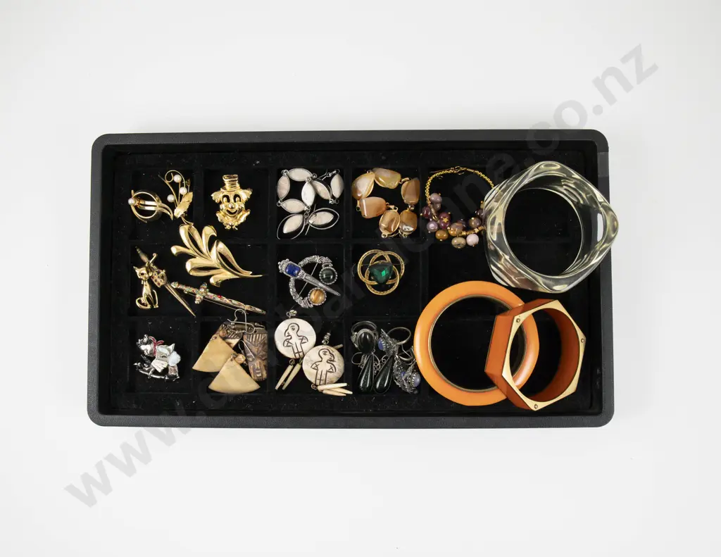 Collection of Assorted Costume Jewellery Image 1++