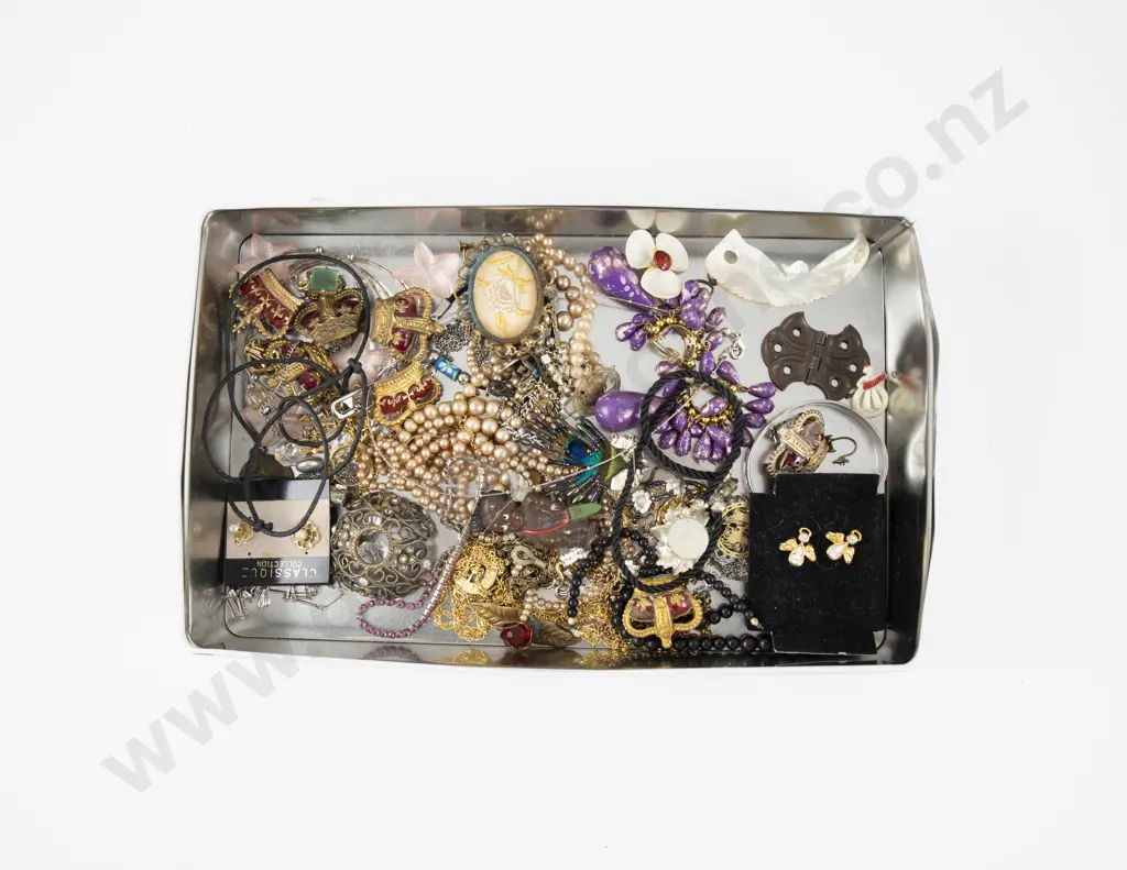 Collection of Assorted Costume Jewellery Image 1++