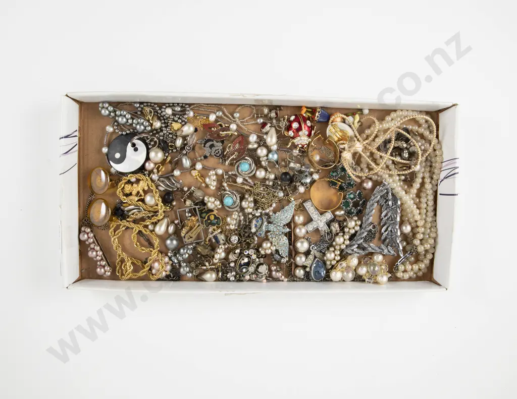 Collection of Assorted Costume Jewellery Image 1++
