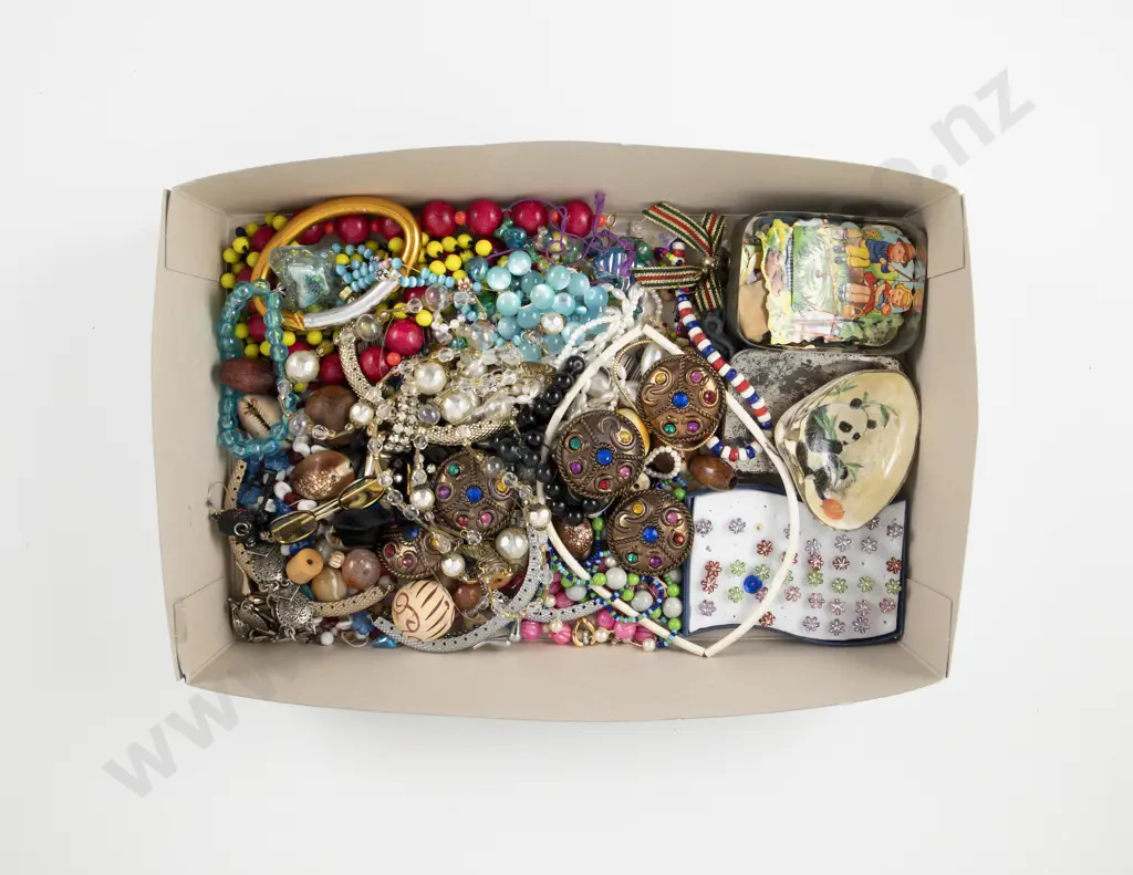 Collection of Assorted Costume Jewellery and Broken Jewellery Pieces Image 1++