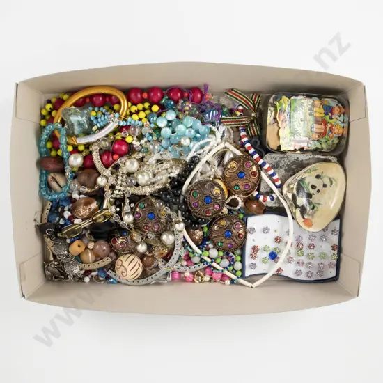 Collection of Assorted Costume Jewellery and Broken Jewellery Pieces