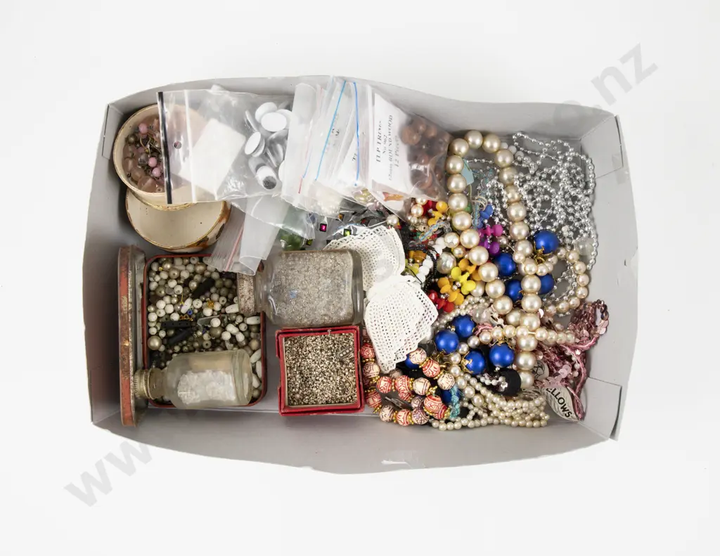 Collection of Assorted Broken Jewellery Pieces and Loose Beads Image 1++