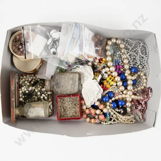 Collection of Assorted Broken Jewellery Pieces and Loose Beads