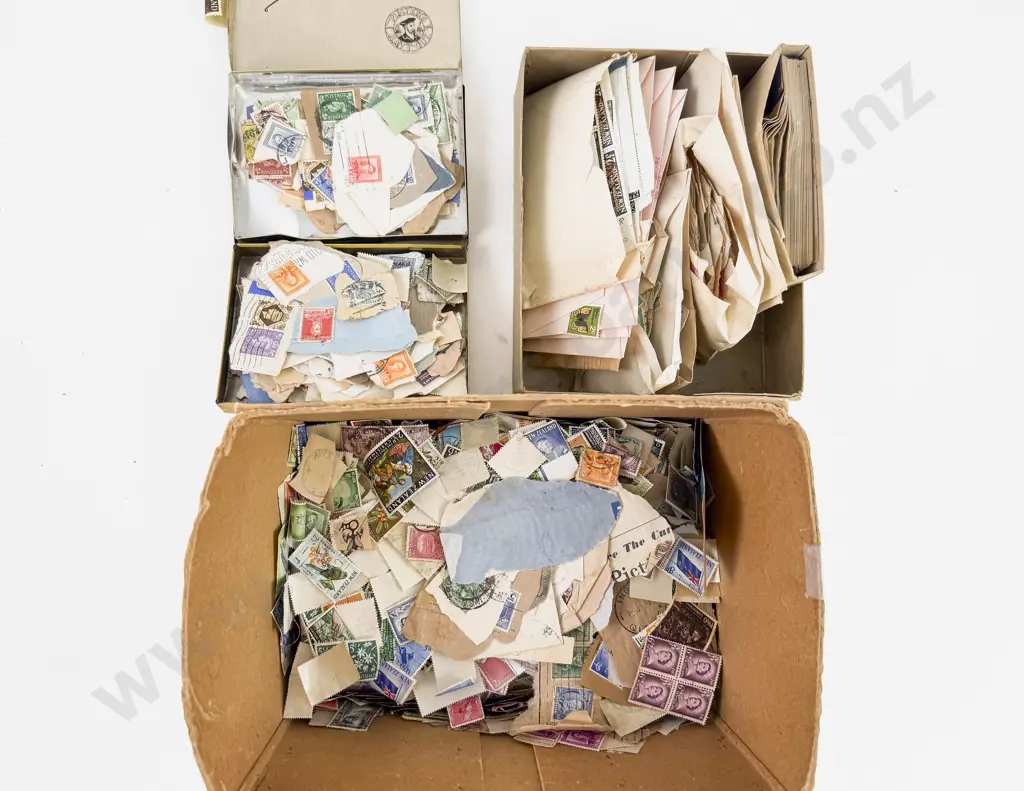 Good Qty NZ and Some World Pre-decimal Loose and Semi-Sorted Stamps Image 1++