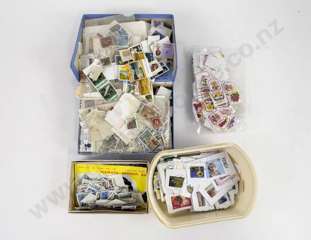 NZ Small Carton Mainly Pre-decimal Loose Stamps Image 1++