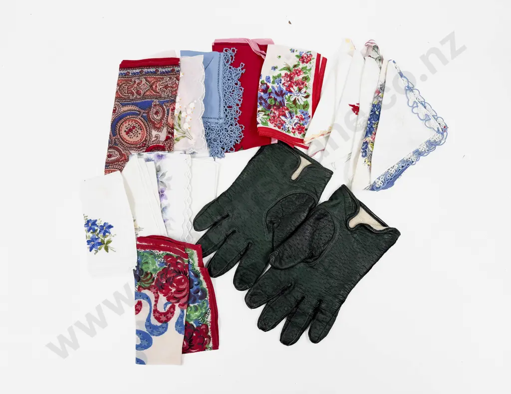 Pair of Vintage Green Leather Ladies Gloves & Assorted Vintage Linen Image 1++
