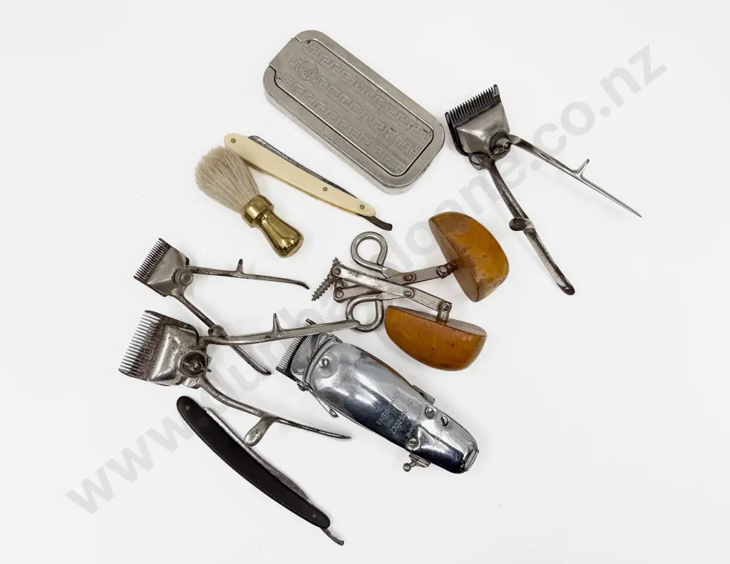 Qty of Assorted Vintage Razors & Hair Trimmers etc Image 1++