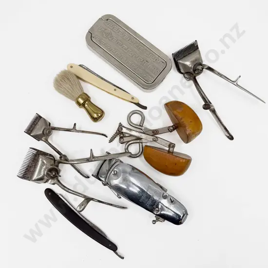 Qty of Assorted Vintage Razors & Hair Trimmers etc