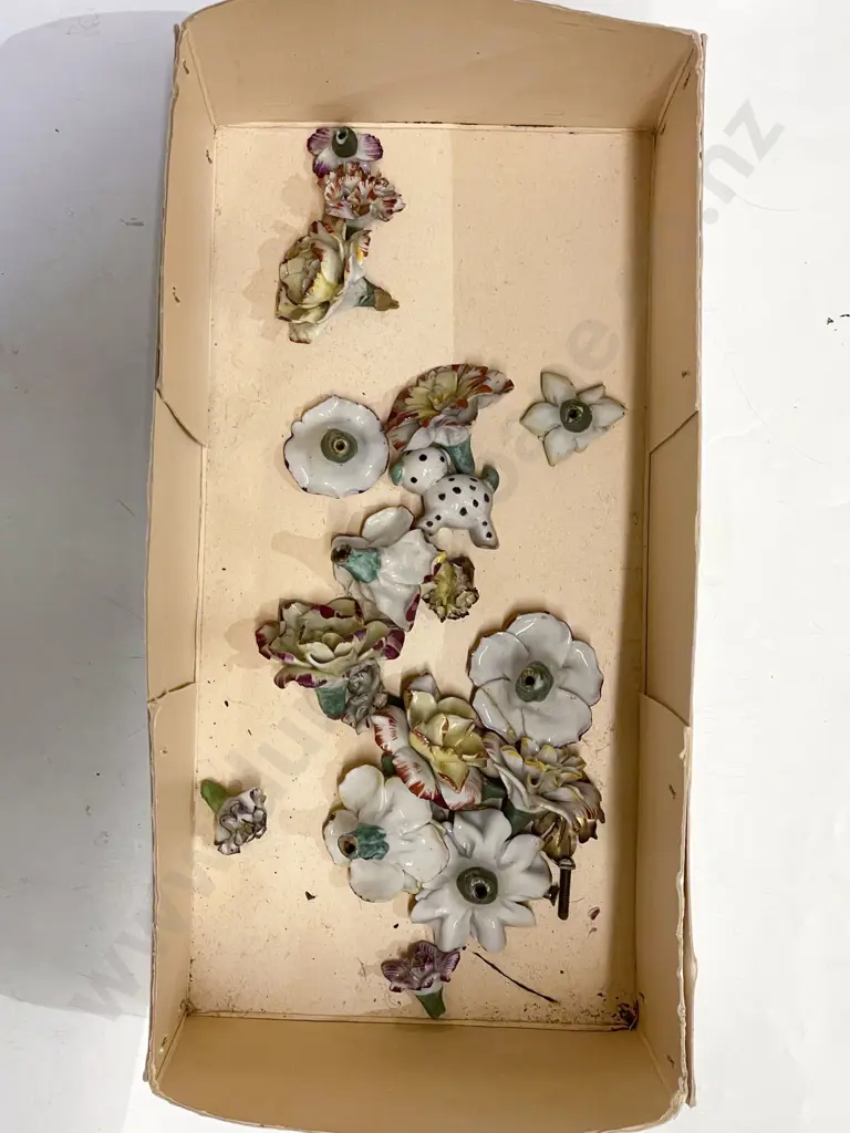 Pair of Vintage Decorative Wall Lights & Assorted Floral Embellishments Image 1++