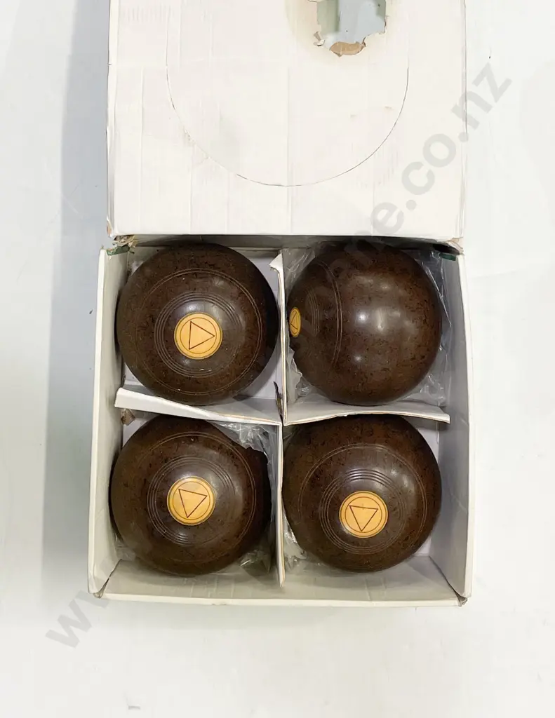 Boxed Lawn Bowls Set Image 1++