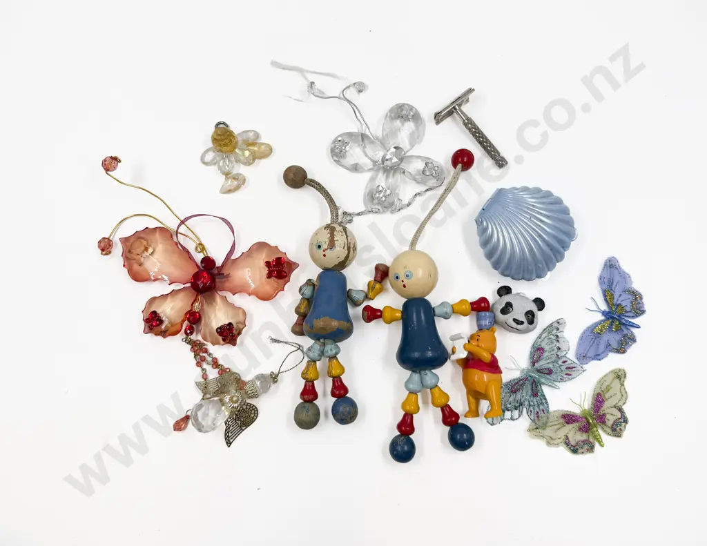 Small Qty of Assorted Decorative Ornaments Image 1++