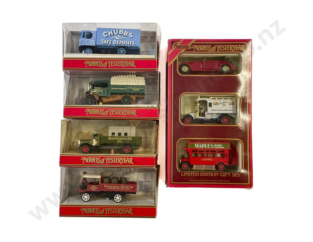 Four Matchbox Models of Yesteryear Window Boxed with Picture Background & Gift Set Image 1++