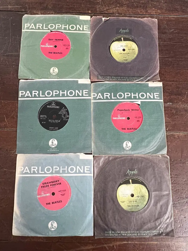 Qty of 45 RPM Vinyl Records incl Beatles Image 1++