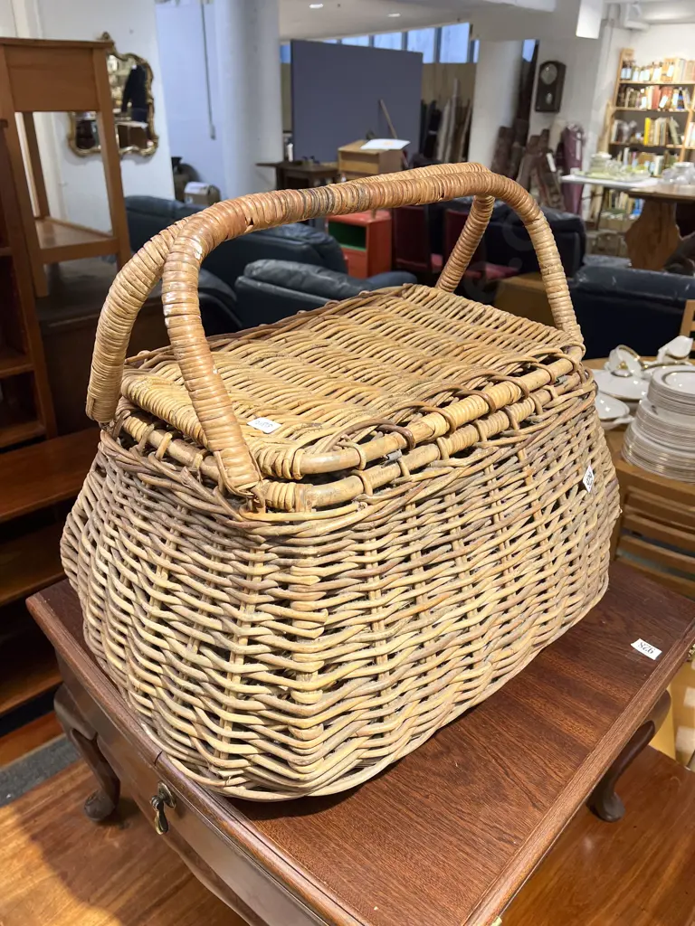 Vintage Wicker Picnic Basket Image 1++