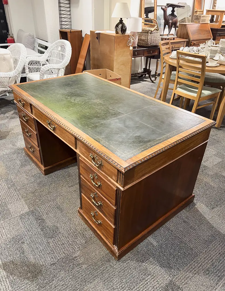 Edwardian Mahogany Leather Top Pedestal Desk Image 1++