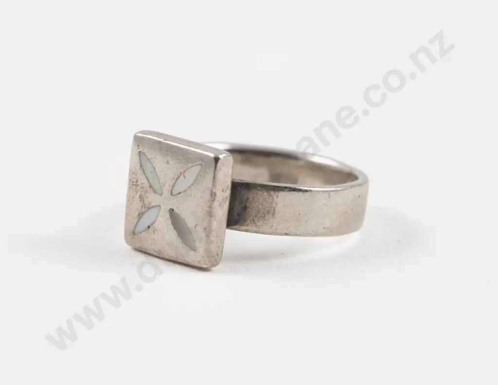 S/S MOP Floral Design Ring Image 1++
