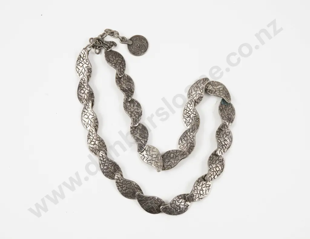 Vintage Silver Plated Textured Leaf Link Choker Necklace Image 1++