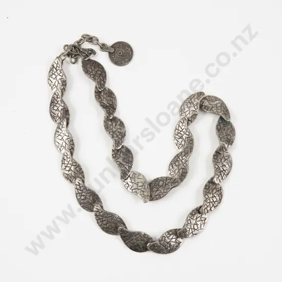 Vintage Silver Plated Textured Leaf Link Choker Necklace