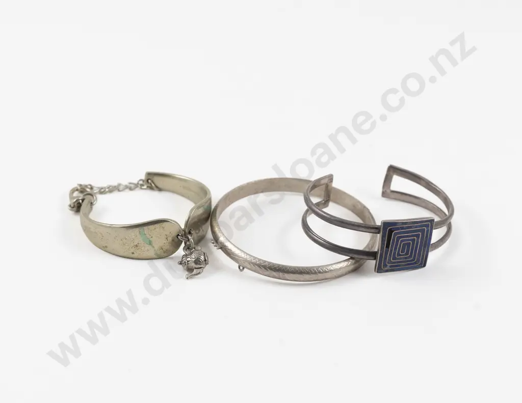 S/S Engraved Hinged Snap Bangle Image 1++