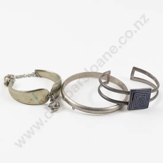 S/S Engraved Hinged Snap Bangle