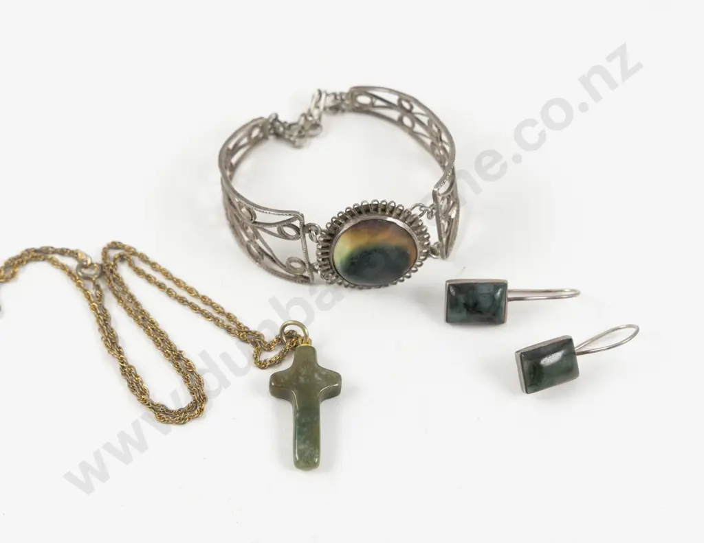 Pair S/S Greenstone Pendant Drop Earrings Image 1++