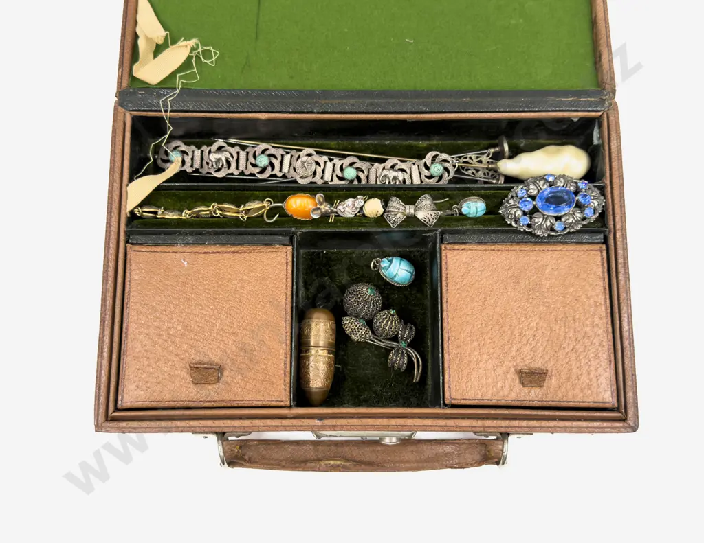 Collection of Assorted Vintage Costume Jewellery Image 1++