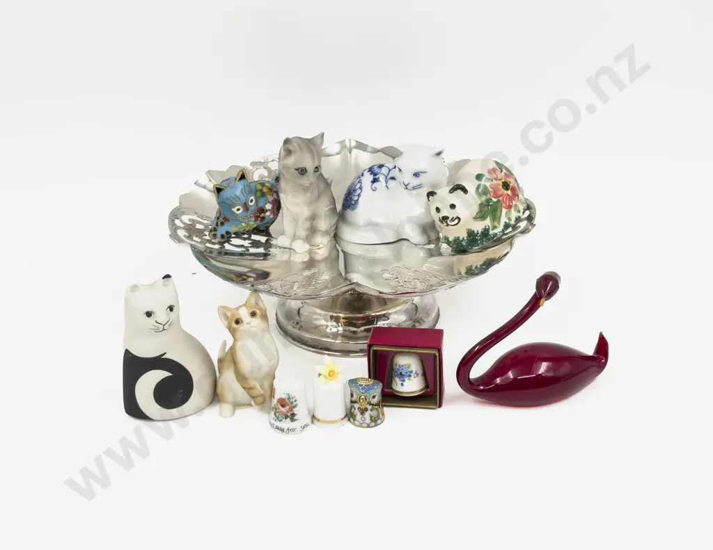 Qty of Assorted Animal Ornaments & Thimbles etc Image 1++