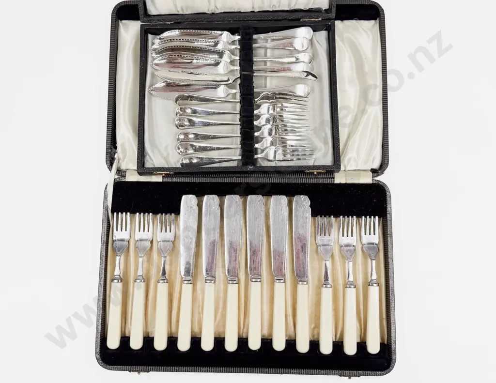 Bone Handled Fish Knive & Fork Set together with Other Cased Cutlery Set Image 1++