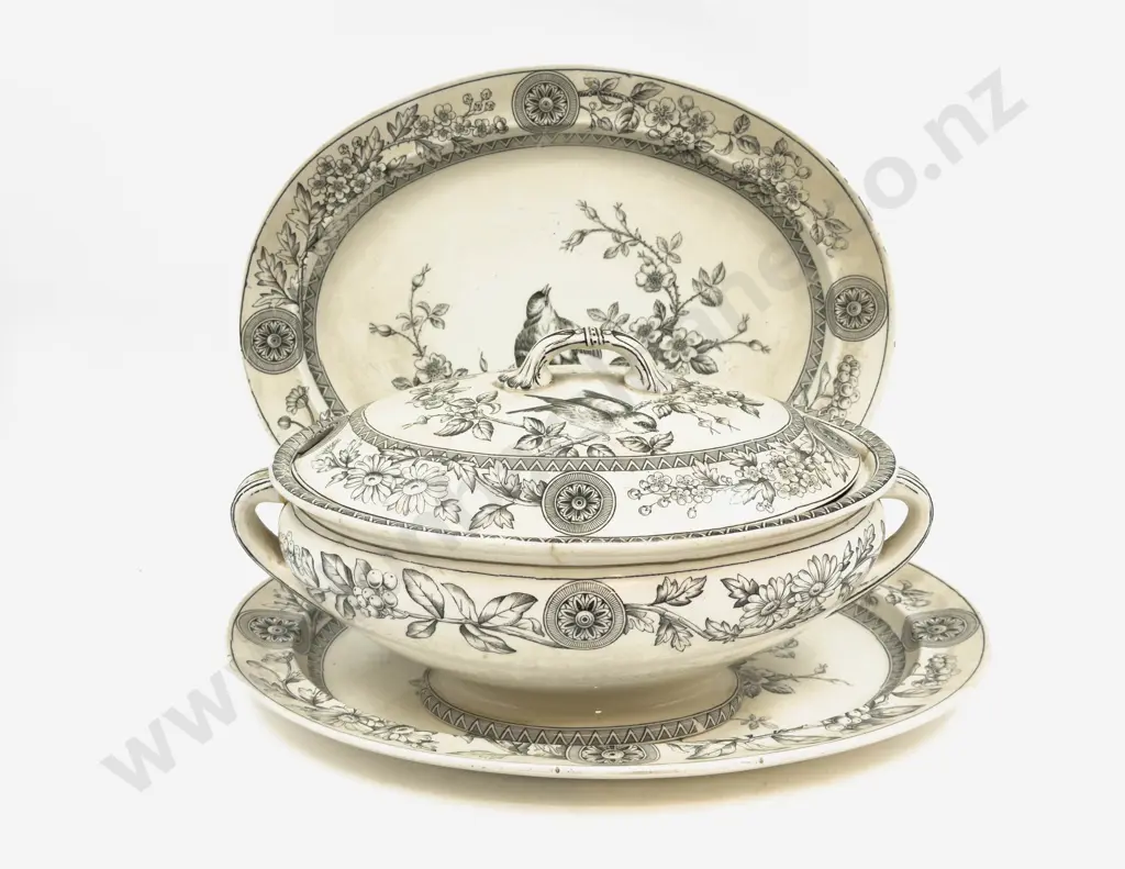 Graduated Pair of Richmond Ashets together with Tureen Image 1++
