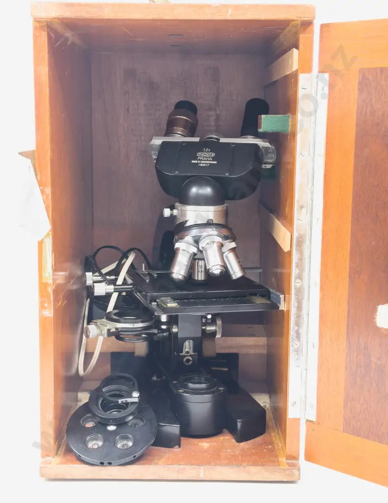 Vintage Microscope in Case Image 1++