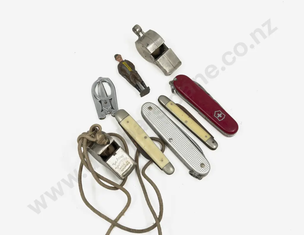 Qty of Assorted Vintage incl Swiss Army Knives etc Image 1++
