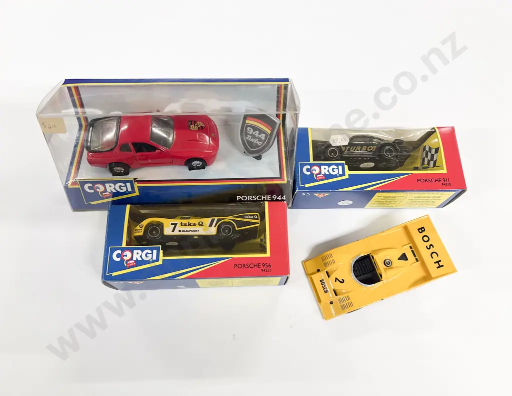 Boxed & &Unboxed Five Corgi Models Image 1++