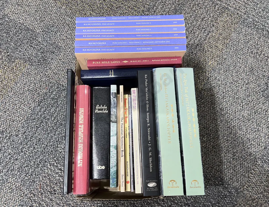 Box Assorted Books - Hawaiian Language Image 1++