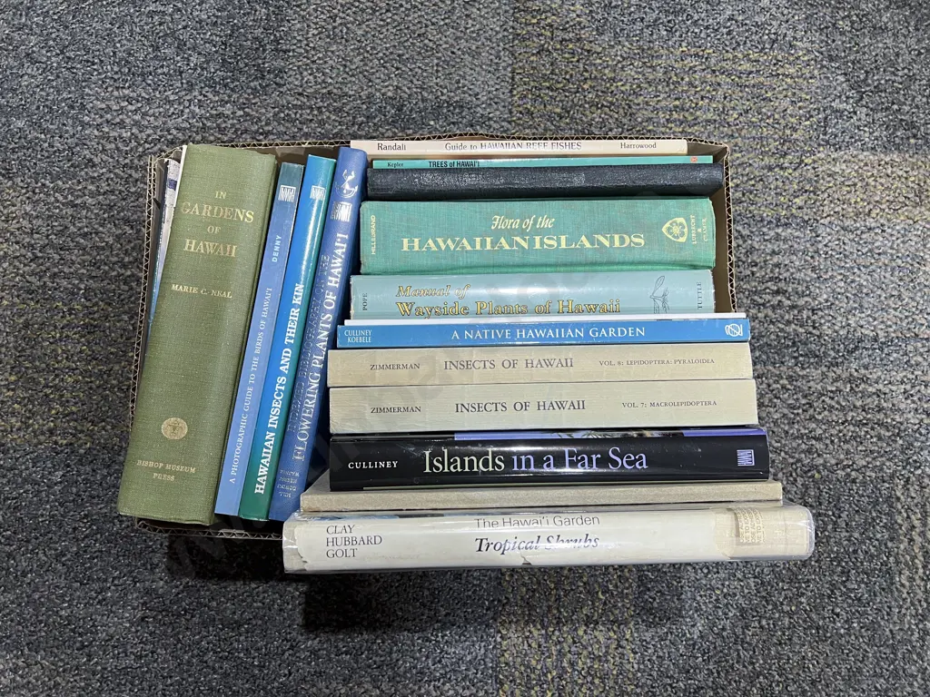 Box Assorted Books - Hawaiian Natural History Image 1++