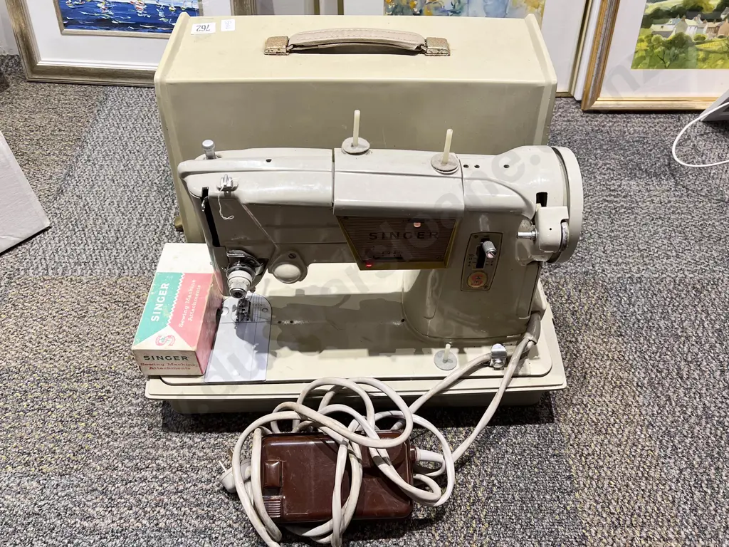 Singer Sewing Machine in case Image 1++