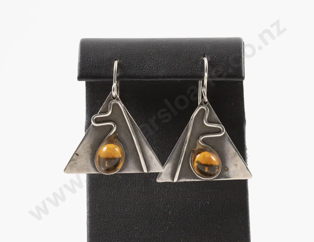Unidentified NZ Jeweller Pair S/S Single Stone Amber Modernist Triangle Earrings Image 1++