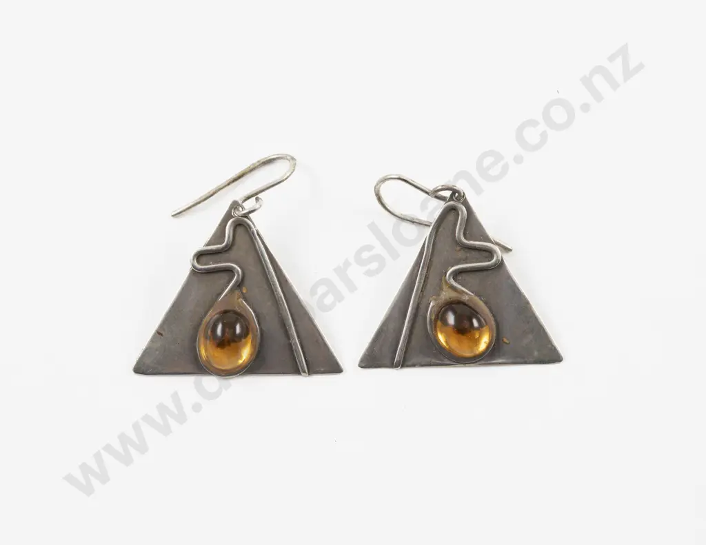 Unidentified NZ Jeweller Pair S/S Single Stone Amber Modernist Triangle Earrings Image 1++