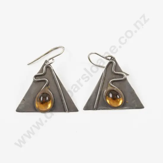 Unidentified NZ Jeweller Pair S/S Single Stone Amber Modernist Triangle Earrings