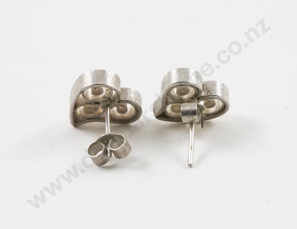 Unidentified NZ Jeweller Pair S/S Heart Stud Earrings Image 1++