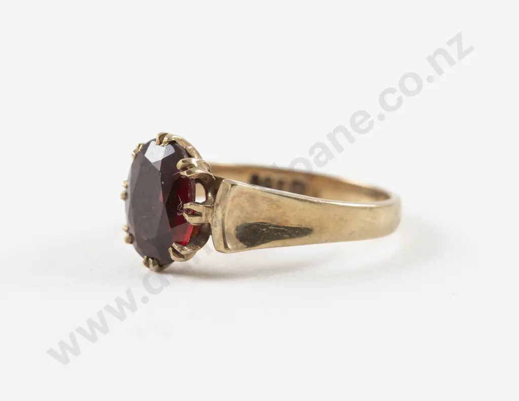 9ct Single Stone Garnet Ring Image 1++