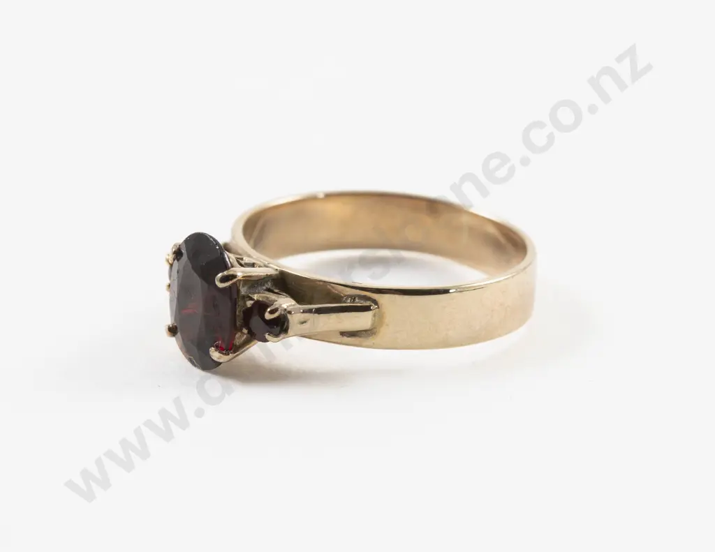 9ct Three Stone Garnet Ring Image 1++