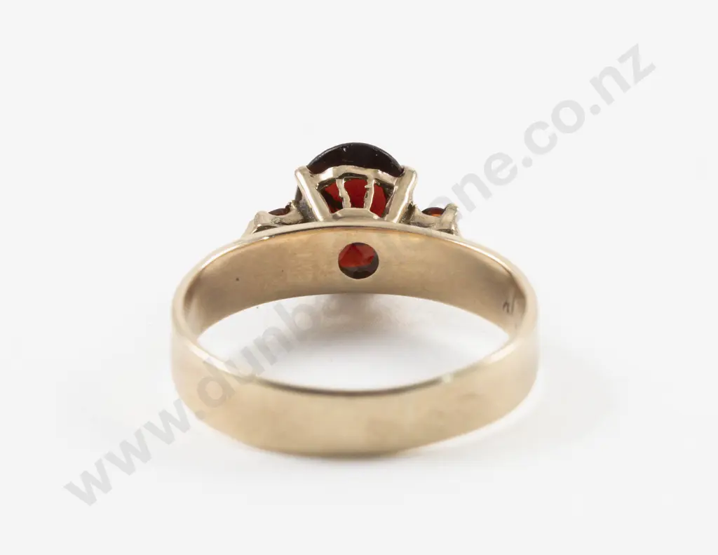 9ct Three Stone Garnet Ring Image 1++