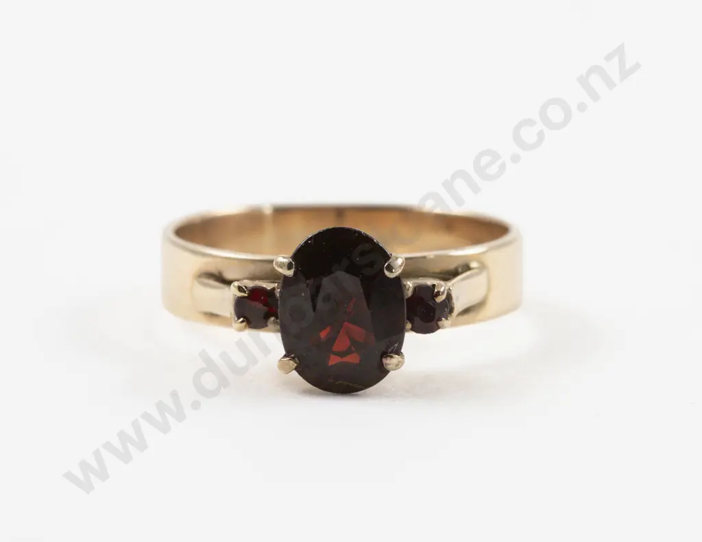 9ct Three Stone Garnet Ring Image 1++
