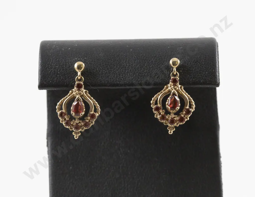 9ct Seven Stone Garnet Pendant Image 1++