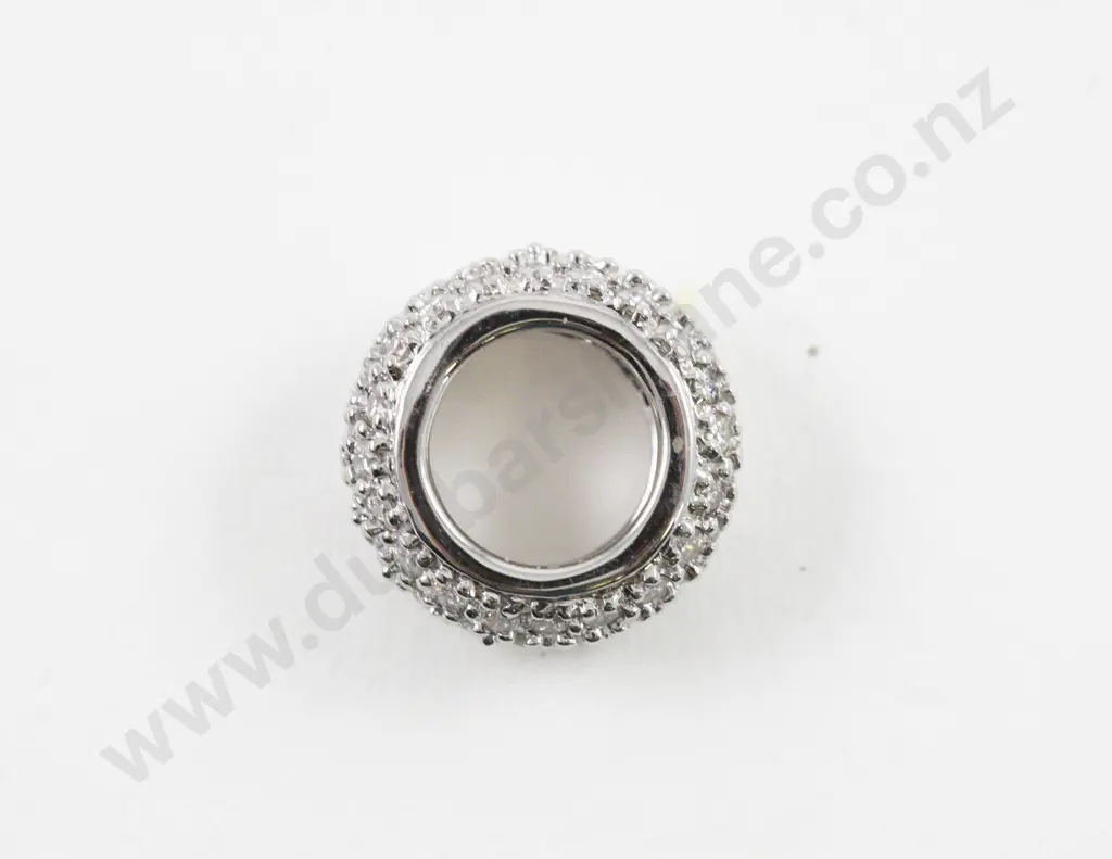 18ct White Gold 60Stone Diamond Pendant Image 1++