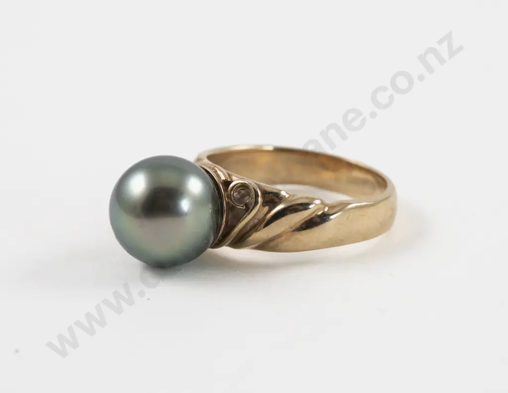 Isle of Wight 9ct Single Tahitian Pearl Ring Image 1++
