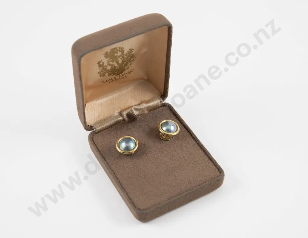 Pair 18ct Single Mabe Pearl Stud Earrings Image 1++