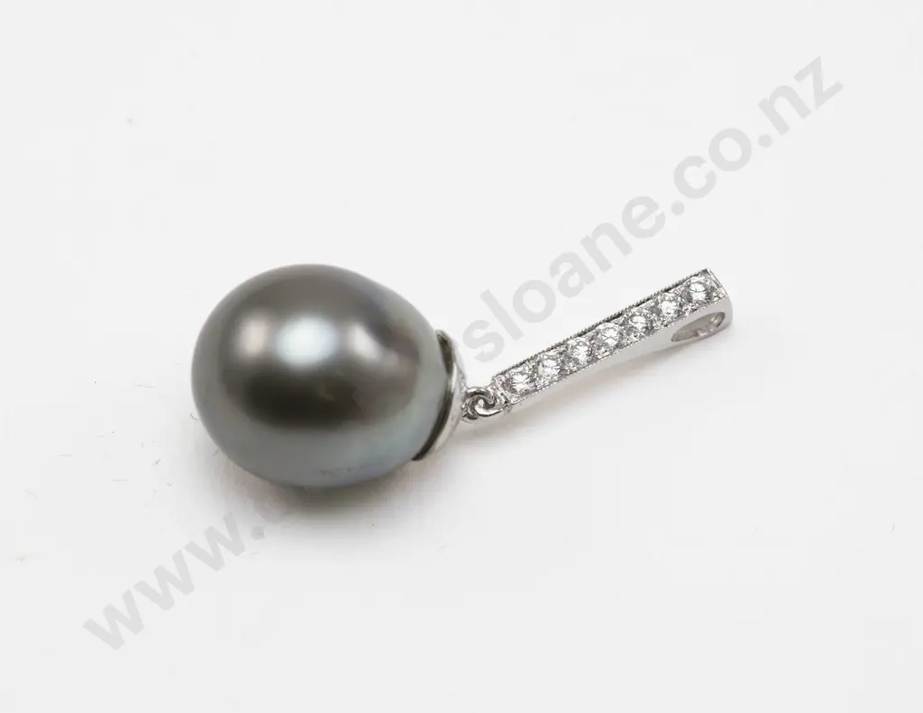 18ct White Gold Single Black South Sea Cultured Pearl Pendant Image 1++