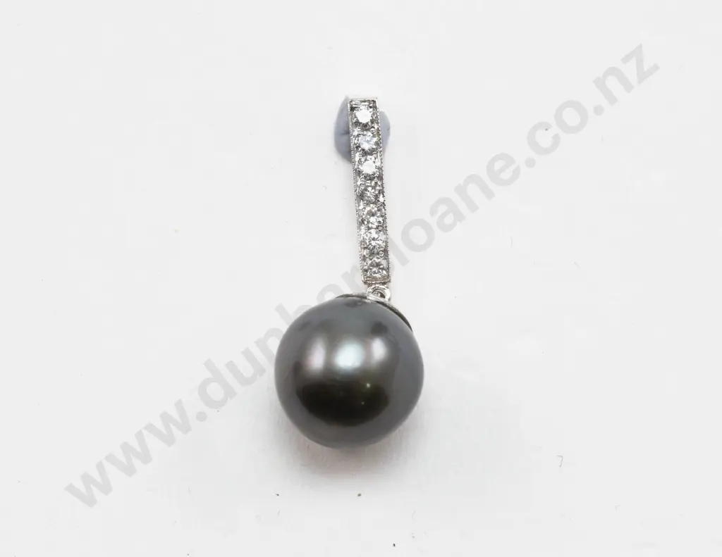 18ct Single Black South Sea Cultured Pearl Pendant Image 1++