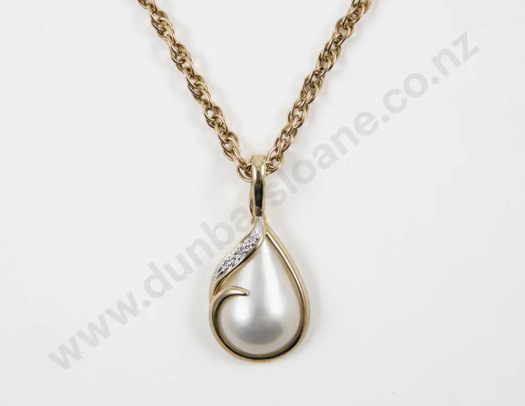 9ct Single Mabe Pearl and Diamond Pendant Image 1++
